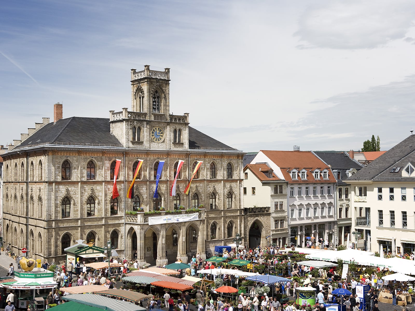 Der Marktplatz und das Rathaus von Weimar.