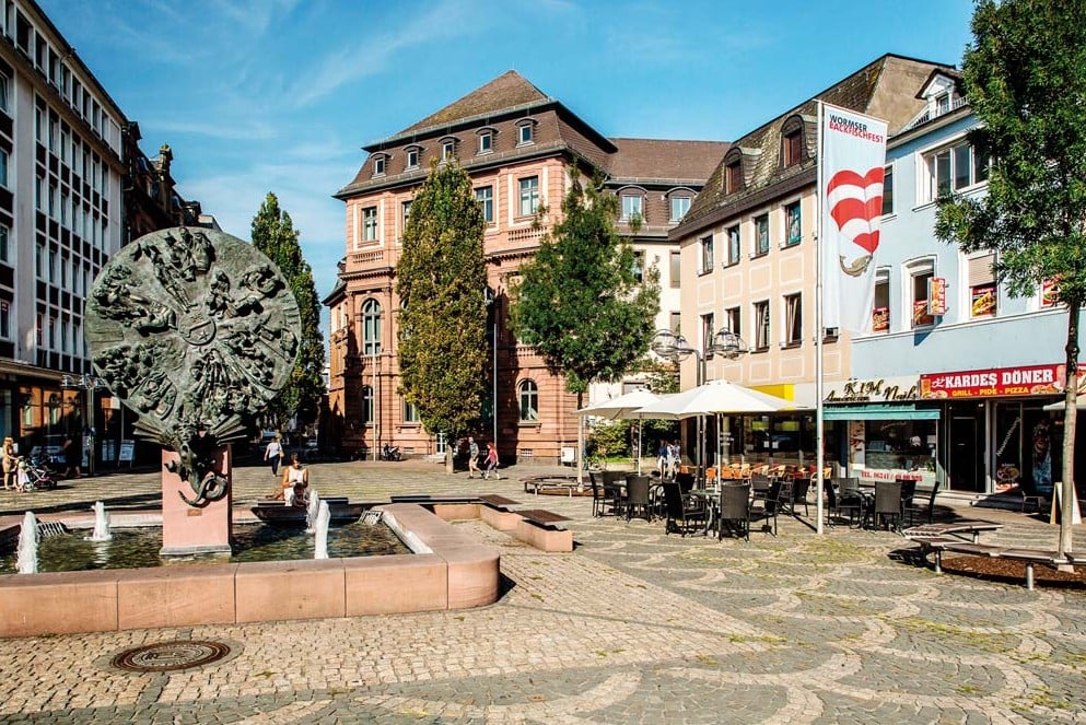 Kunst im Blick: Das Schicksalsrad am Obermarkt hält Szenen der Stadtgeschichte und des Alltagslebens fest.