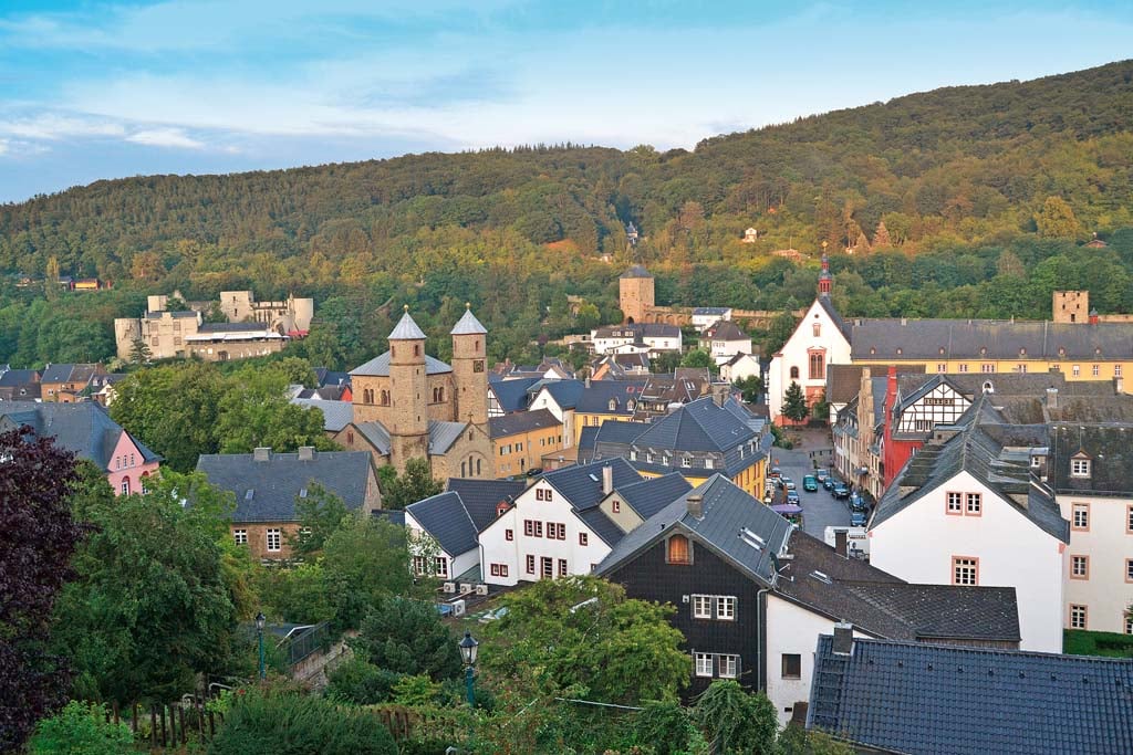 Blick von oben: Schön zu erkennen sind die Burg und die nah gelegene Stiftskirche.
