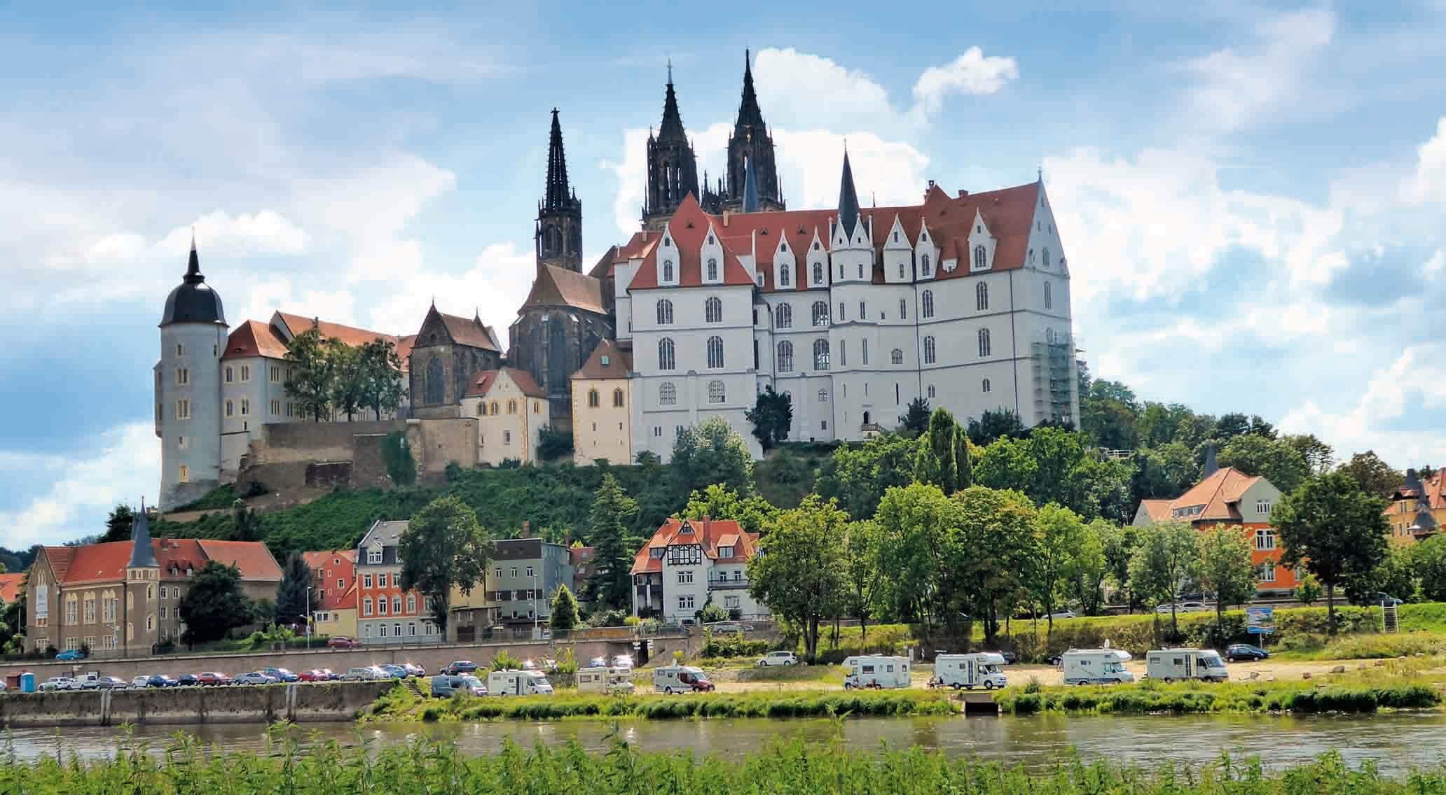 Die imposante Albrechtsburg und der Doppelturm des Doms überragen die Stadt. Der Reisemobil Stellplatz liegt direkt an der Elbe.