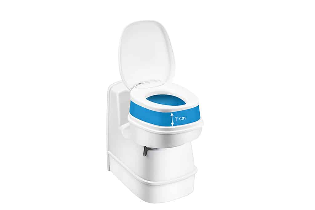 Die Sitzerhöhung ist natürlich weiß – passend zur Toilette. Im Bild ist sie nur zur besseren Sichtbarkeit blau eingefärbt.