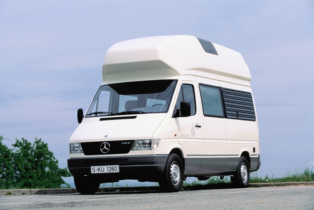 Mercedes-Benz Sprinter der ersten Generation (Baureihe 901, ab 1995).
Mercedes-Benz Sprinter of the first generation (901 model series, from 1995).