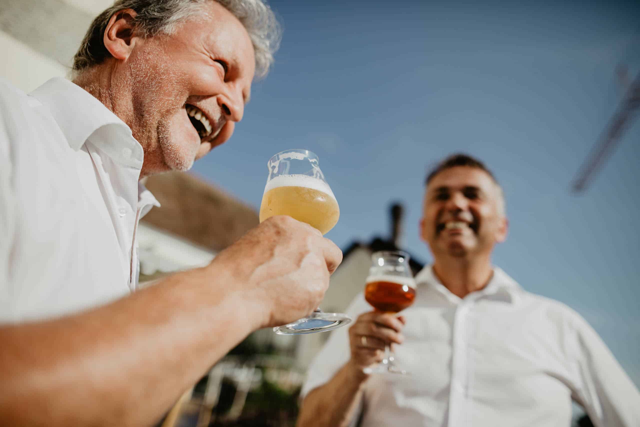 Foto Oberösterreich Tourismus GmbH/Patrick Langwallner: Zwei fröhliche Männer genießen ihr Bier